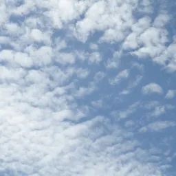 Blauwe lucht met witte wolkenstrepen.